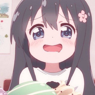 老人在绿化带扎篱笆种菜